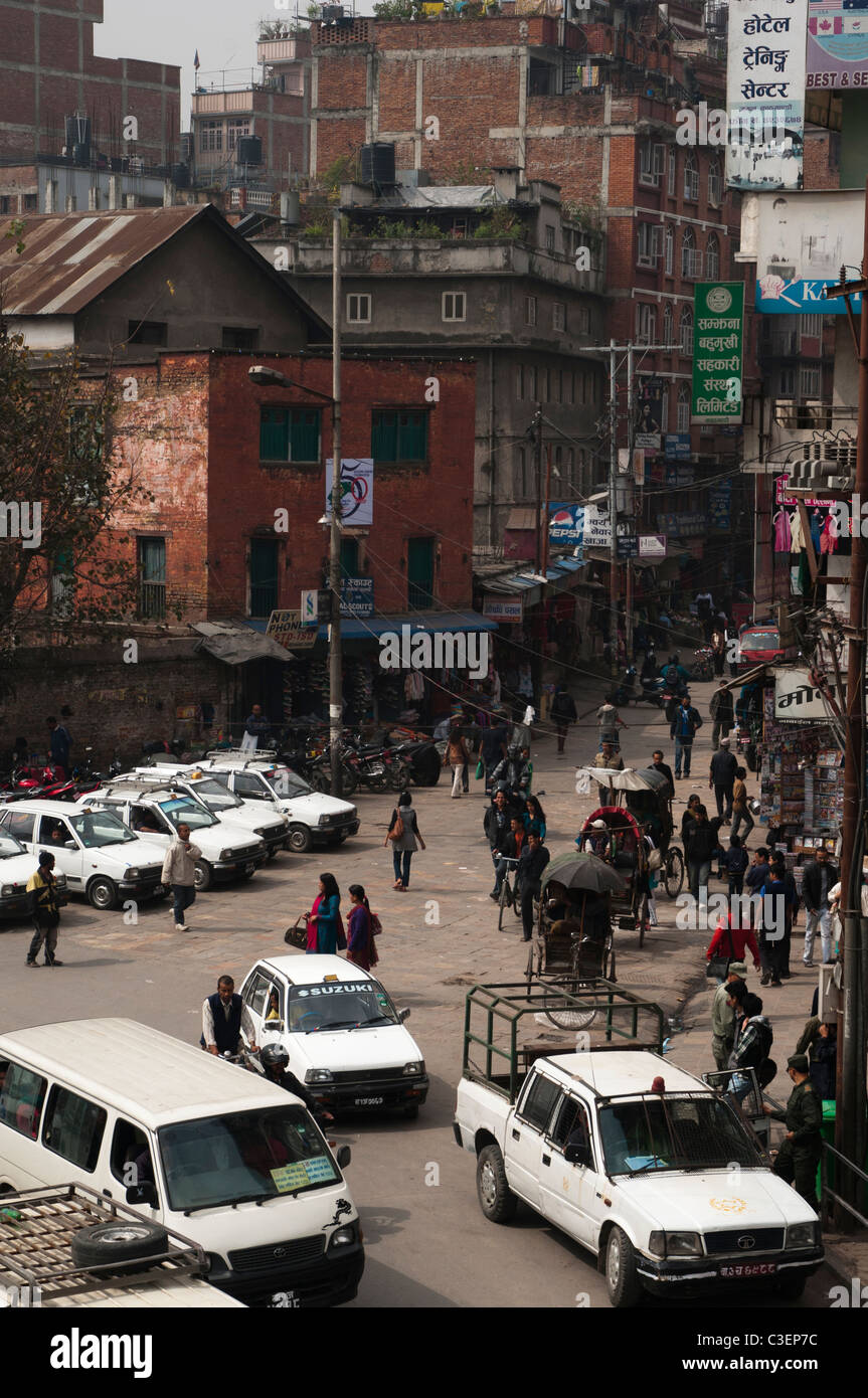Scena stradale su New Road nel distretto degli affari e del governo di Kathmandu, Nepal Foto Stock