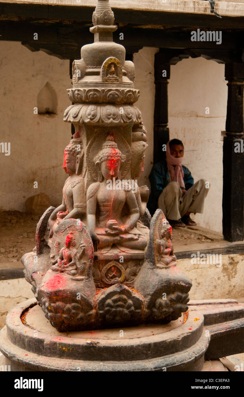 Scultura di Buddha vicino Kasthmandap, Durbar Square, Kathmandu, prima della catastrofica Aprile 2015 terremoto Foto Stock