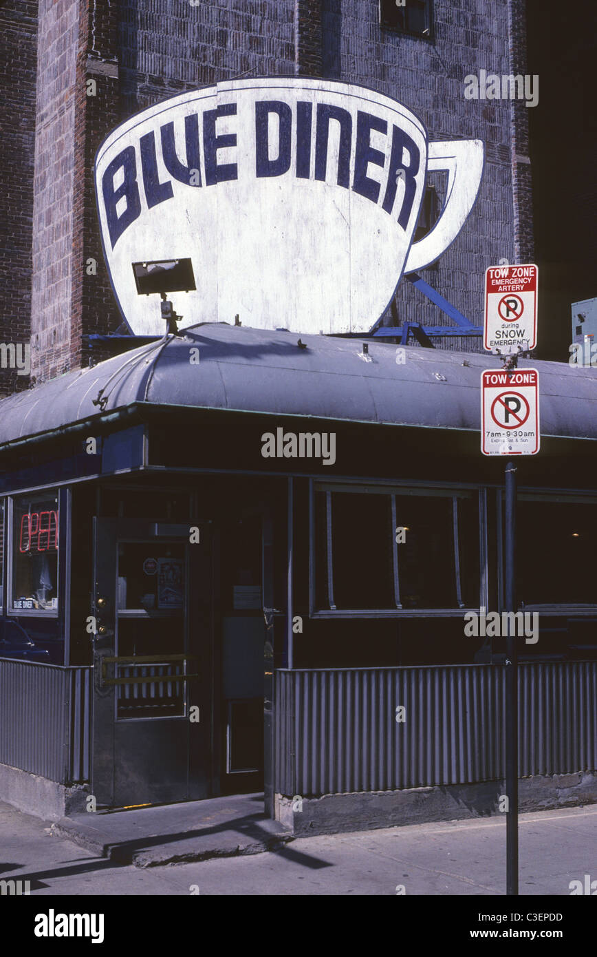 Gigantesca tazza da caffè segno sopra il blu Diner su Kneeland street, Boston. Costruito sul posto nel 1947. Foto Stock