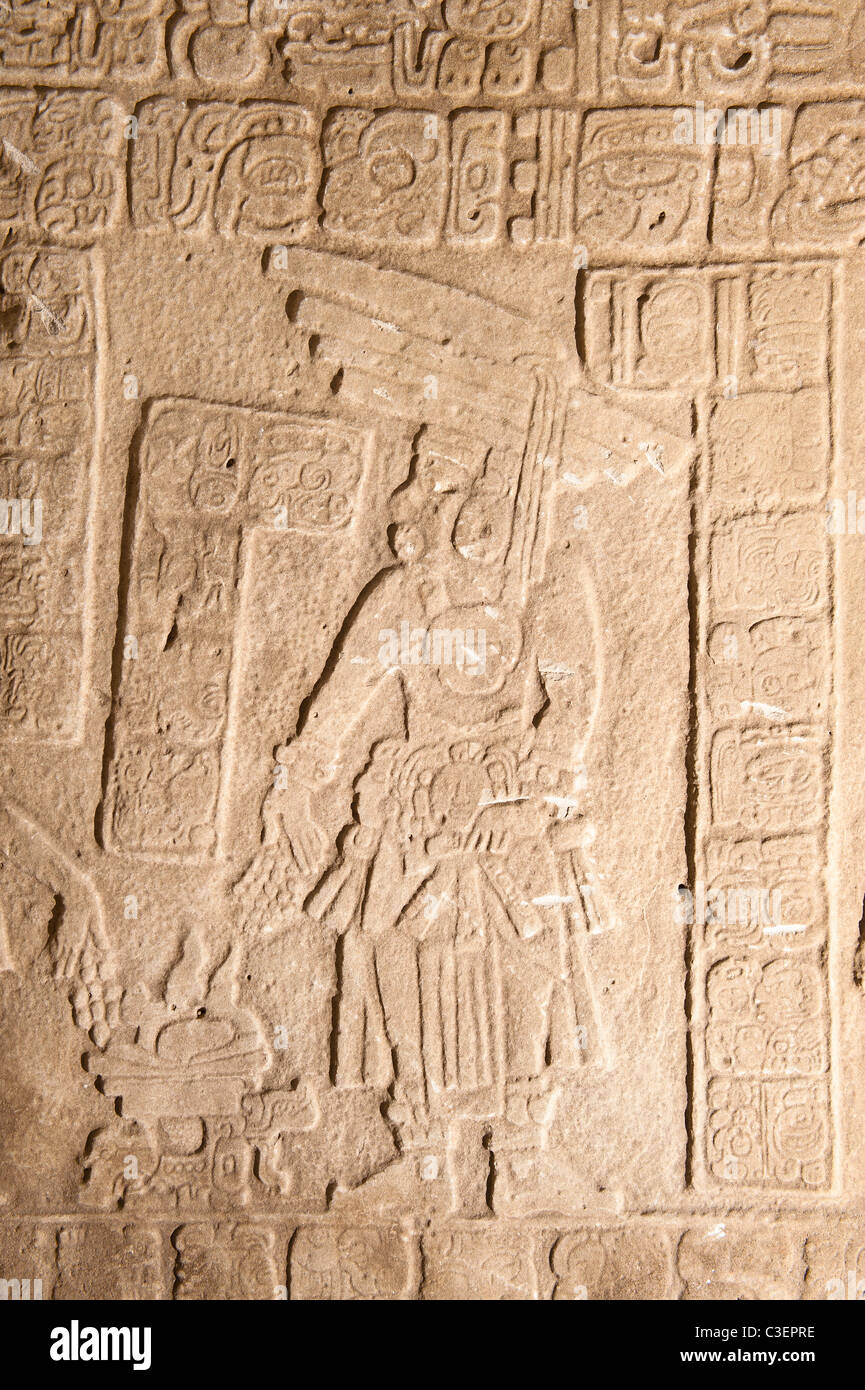 Pietra scolpita con glifi Maya, il Belize. Foto Stock