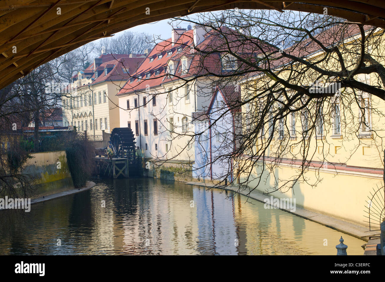 Vista di un canale di Praga, Certovka river, Bohemia Repubblica Ceca Foto Stock
