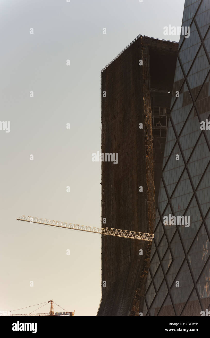 Il bruciato e il ricostruito CCTV stazione TV HQ da OMA Rem Koolhaas studio di architettura, 2009, CBD Pechino, Cina, Asia. Foto Stock