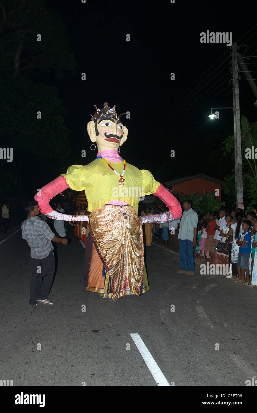 Figura gigantesca in processione a poya o Full Moon Festival a Pilana Purana tempio vicino a sud di Galle Sri Lanka Foto Stock