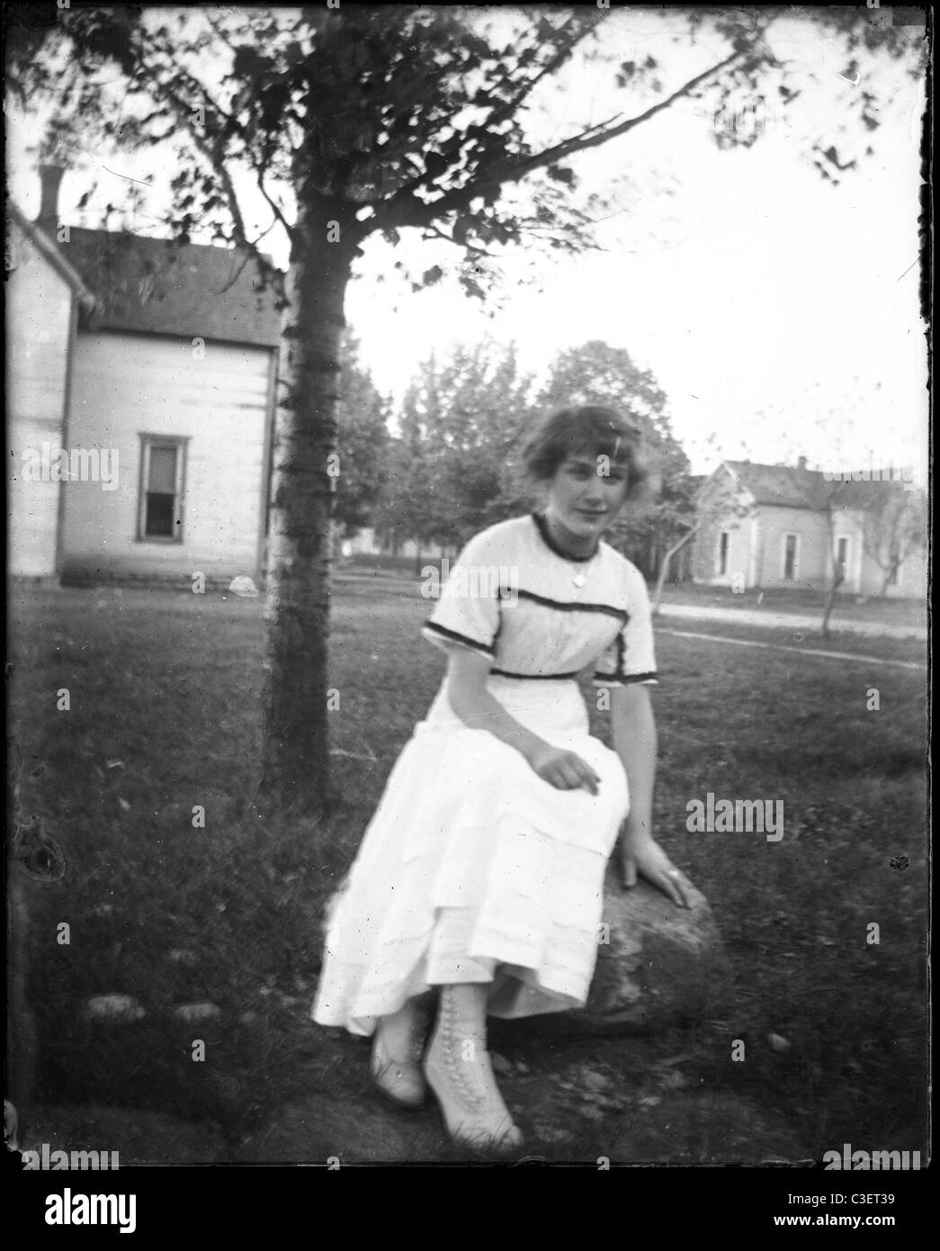 Donna in abito bianco su home stead casa in legno moda 1890s Foto Stock