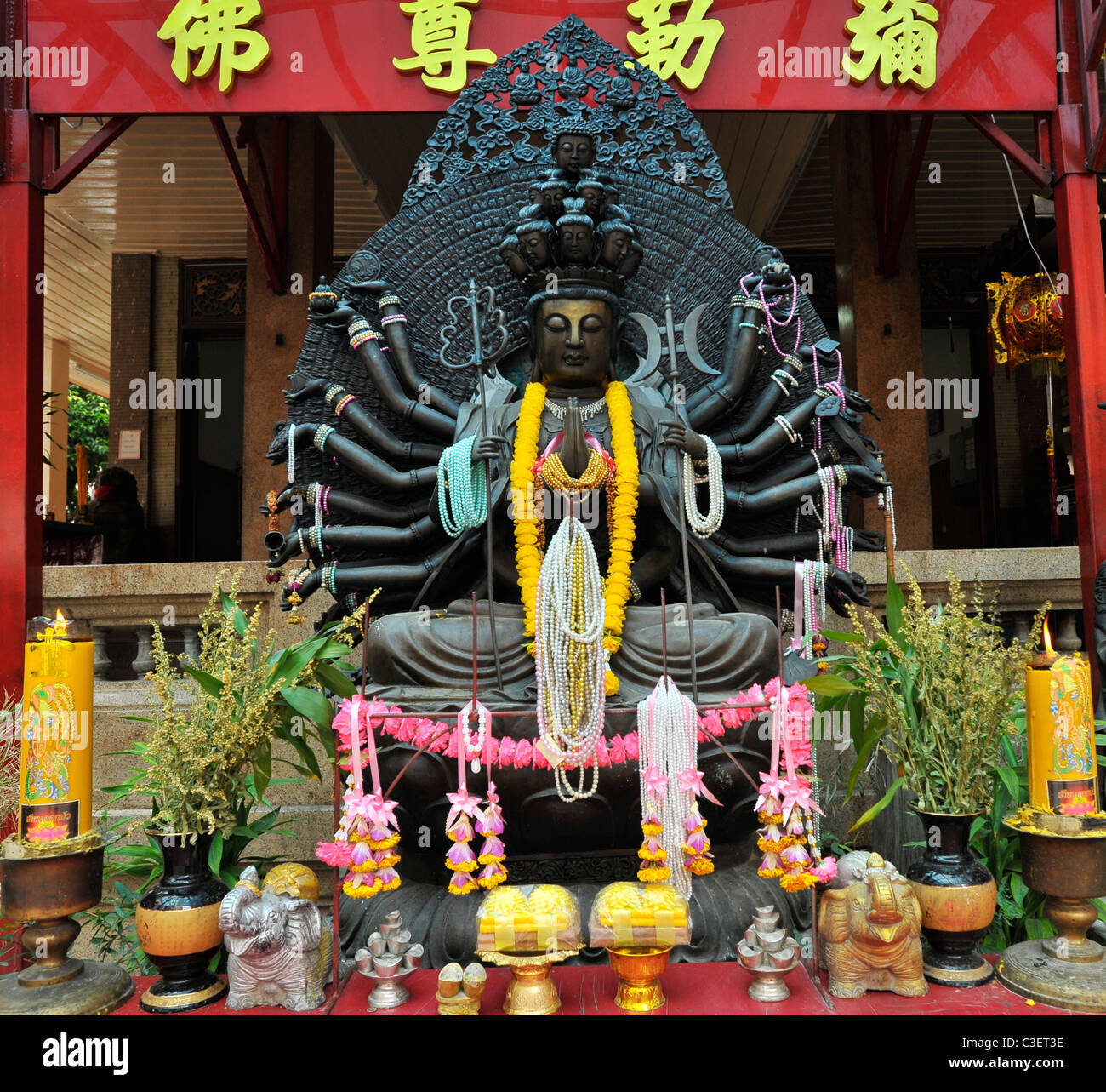 Kuan Yin, dea della buona , la dea asiatica di compassione, Chinatown tempio di Bangkok, Tailandia Foto Stock