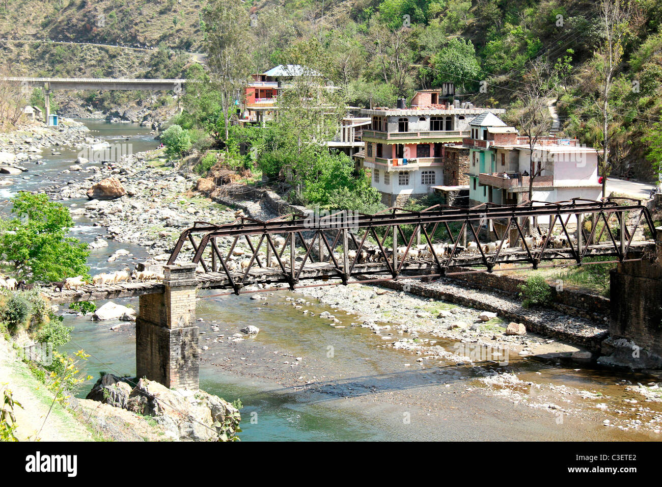 Un ponte di ferro sul fiume collinare in Himachal Pradesh, India Foto Stock