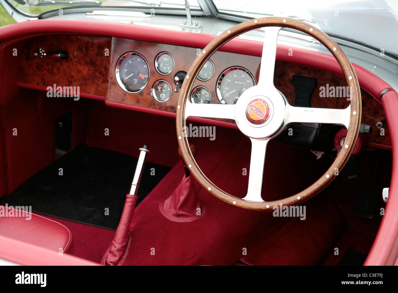 British classic Jaguar XK 120 interno mostra il volante e sul cruscotto Foto Stock