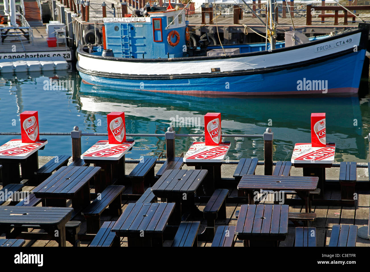 Banchi vuoti a V&A waterfront restaurant, cape town, Sud Africa. Foto Stock