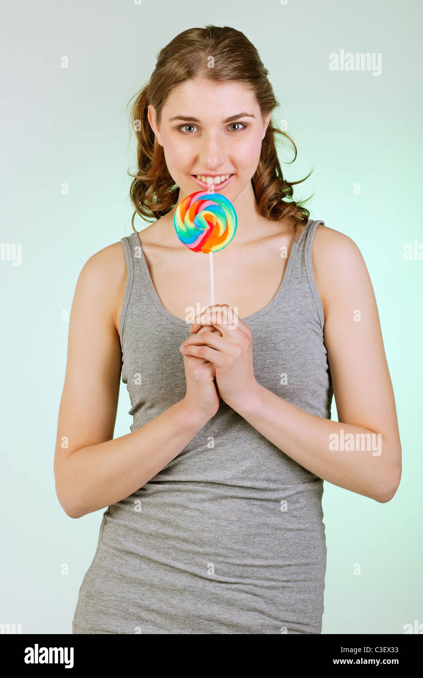 Ritratto di sorridente ragazza adolescente holding lecca-lecca colorati Foto Stock