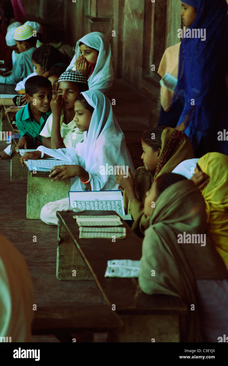 Gli studenti che studiano nella madrasa, Agra, Uttar Pradesh, India Foto Stock