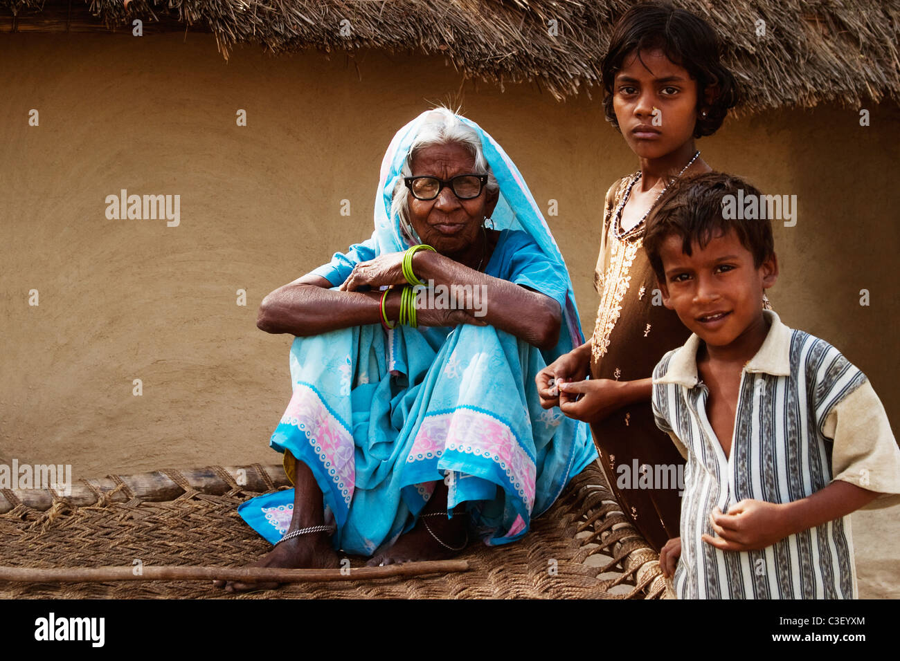 Ritratto di bambini con la loro nonna, Agra, Uttar Pradesh, India Foto Stock