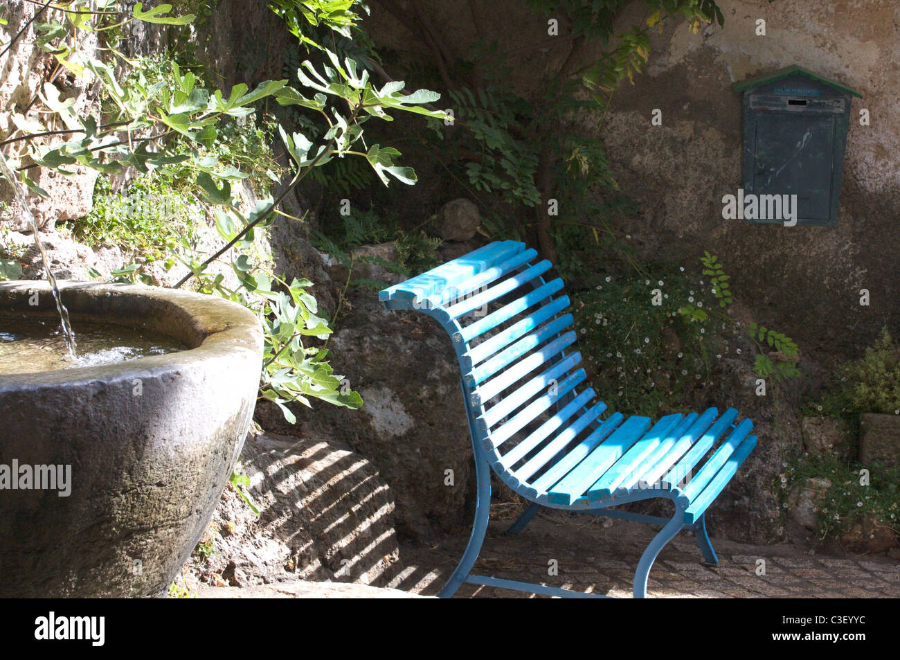 Un piccolo luogo come un piccolo giardino in Provenza, il villaggio di Tourtour, di vecchio stile con piante di roccia Foto Stock