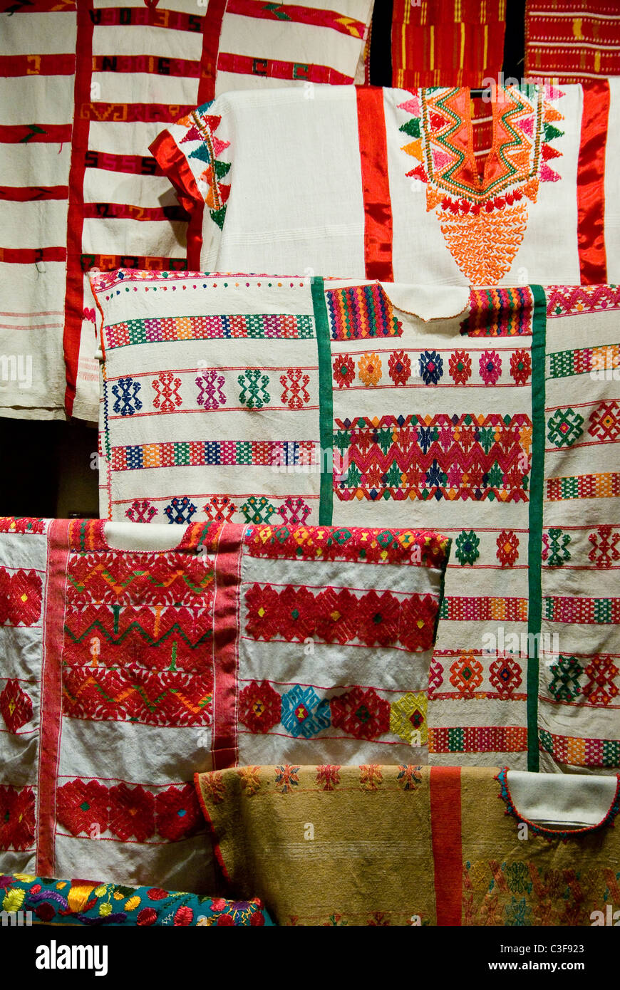 Messico.Messico city.Il Museo Nazionale di Antropologia. Tradizionale Huipil vestito da donna. Foto Stock