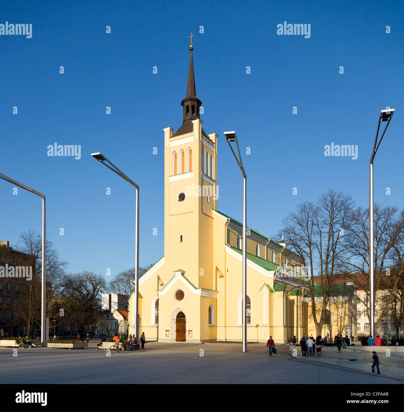 St Marks chiesa in Piazza della Libertà nel centro di Tallinn, capitale dell'Estonia nel tardo pomeriggio a molla Foto Stock