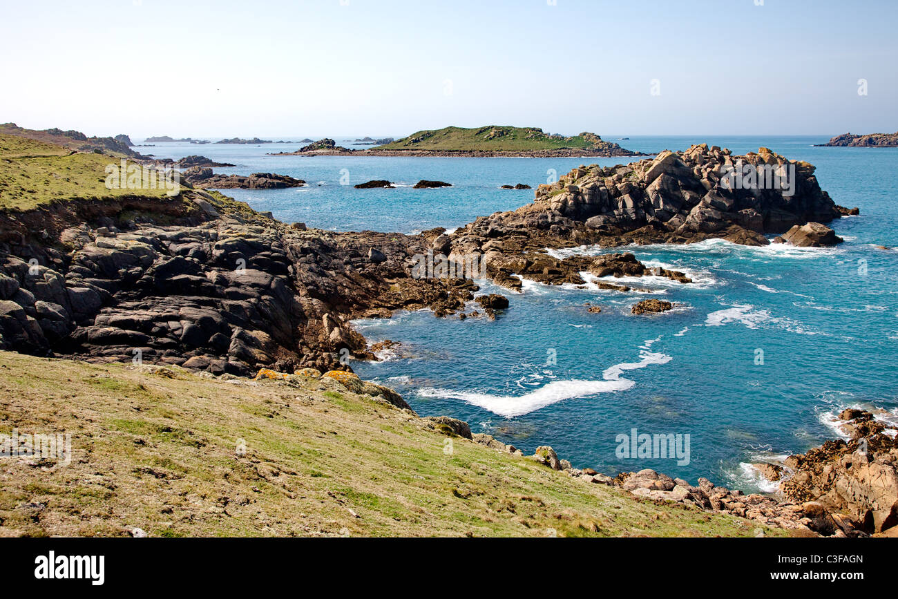 L'inferno Bay sull'isola di Bryher guardando verso Gweal island e il Norrards nelle isole Scilly Foto Stock