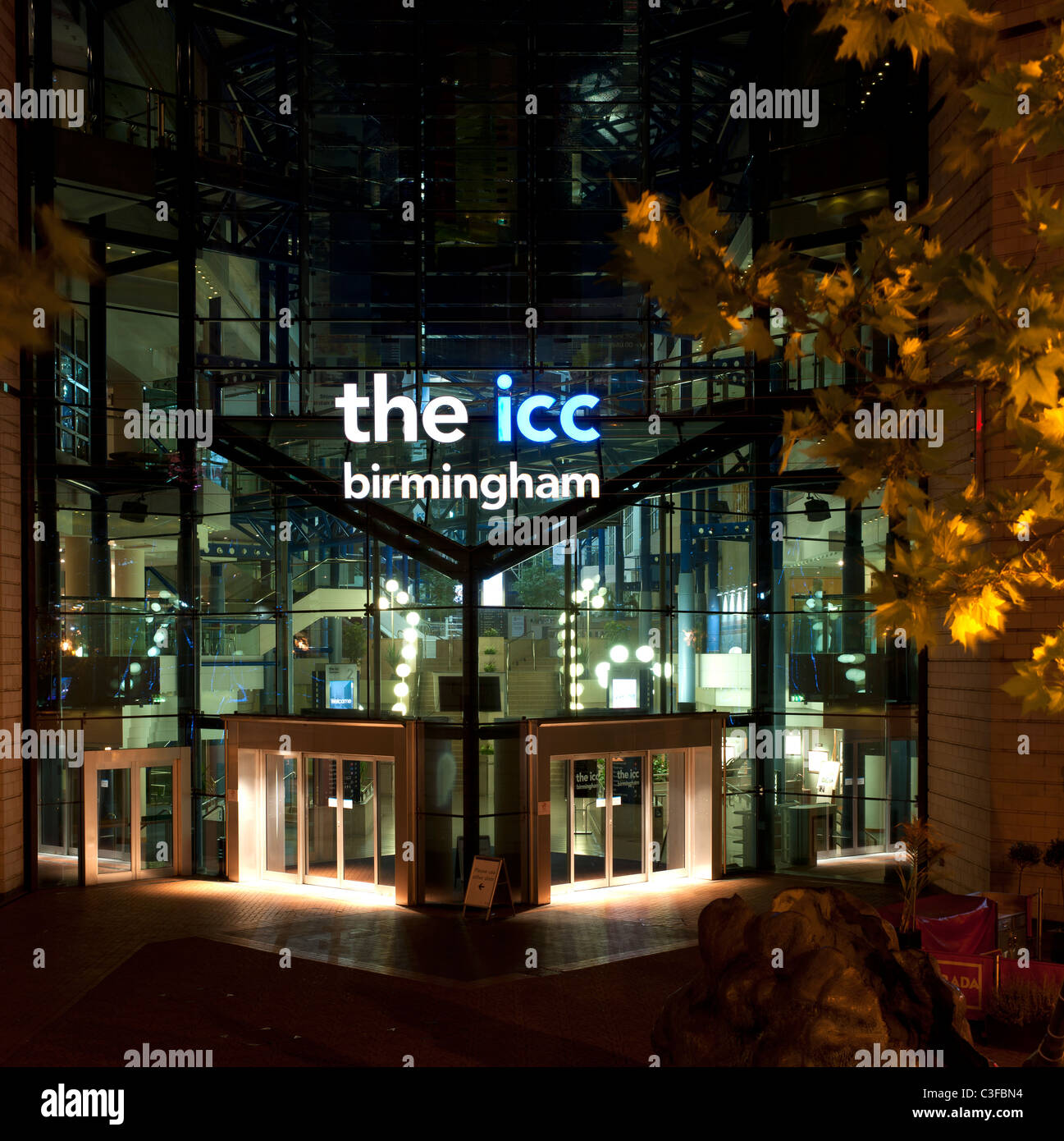Notte fotografia di un ingresso per l'ICC Birmingham, Birmingham, West Midlands, Inghilterra, Regno Unito. Foto Stock