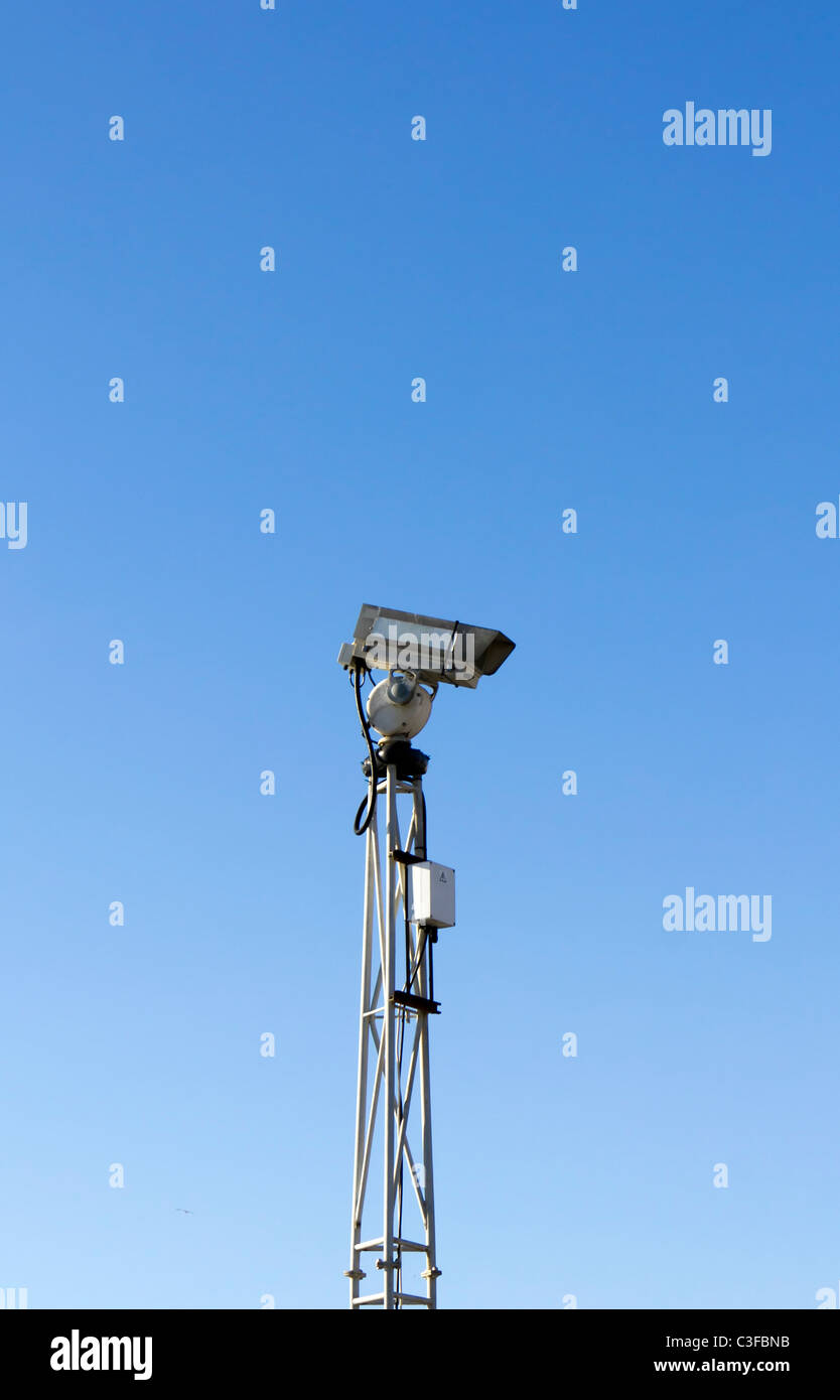 Immagine di una telecamera TVCC contro un cielo blu Foto Stock