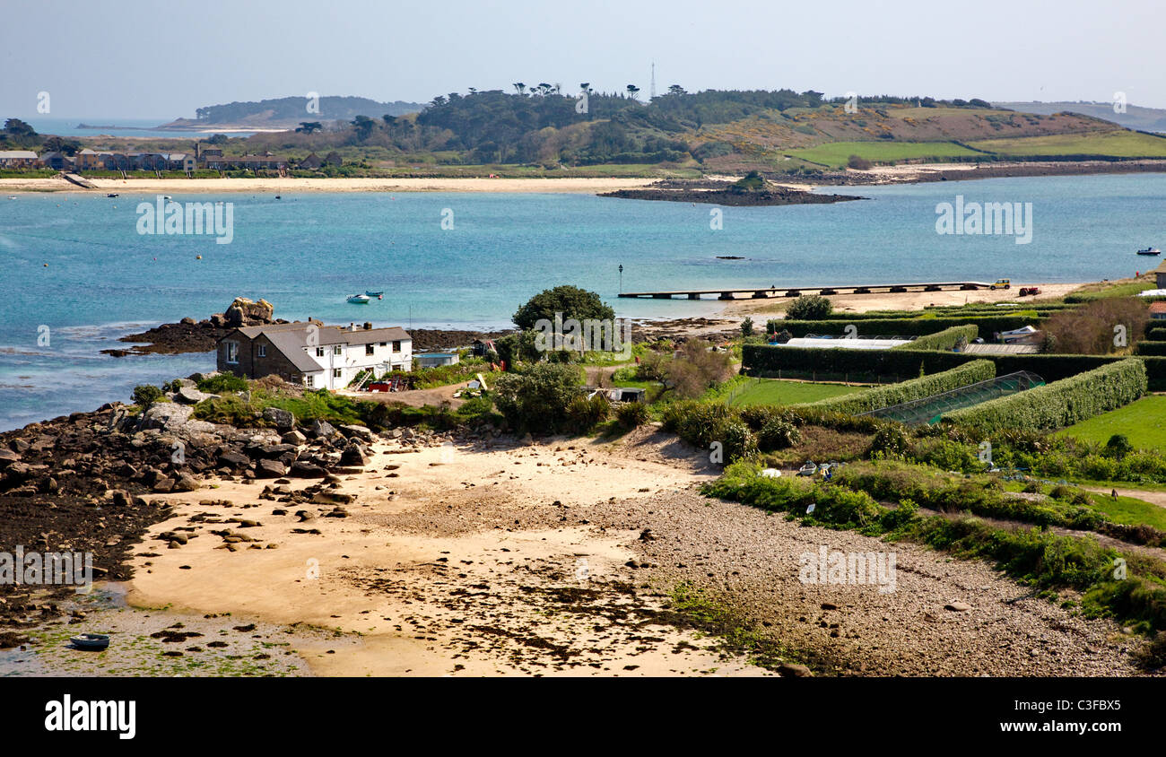 Vista sulla cucina Porth e Anneka's Landing sul Bryher a Tresco nelle isole Scilly Foto Stock