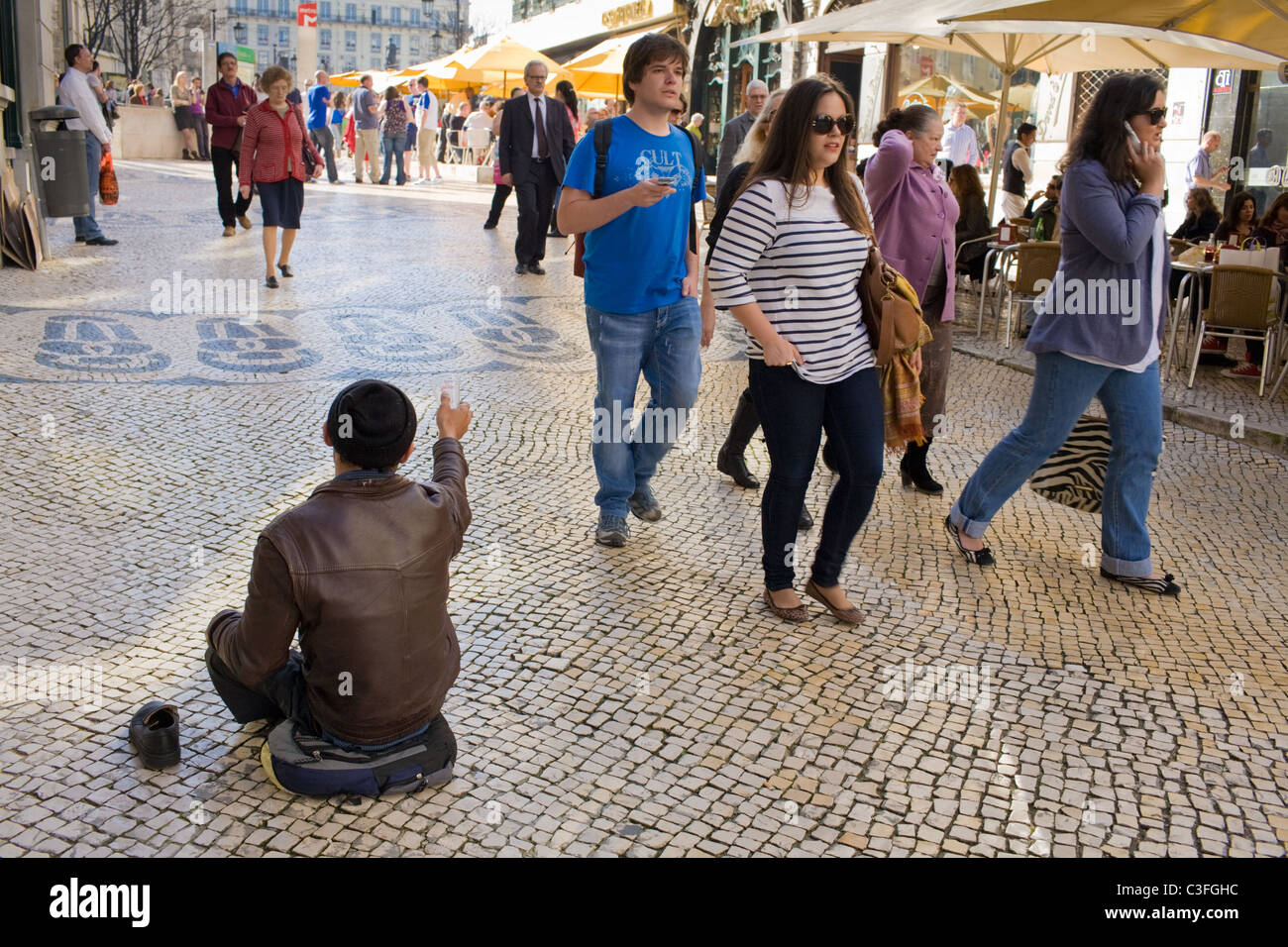 Un mendicante nel quartiere Chiado di Lisbona, Portogallo Foto Stock