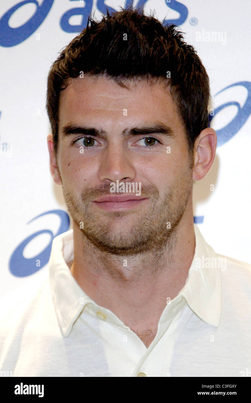 James Anderson Inghilterra e Australian cricket giocatori sono a portata di mano per aiutare a lanciare il nuovo pattino di cricket, Asics su gel di avanzamento 2, a Foto Stock