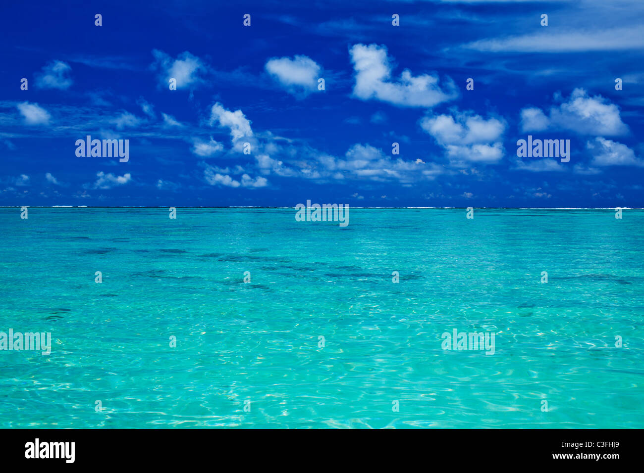 Oceano Tropicale con cielo blu con brillanti colori dell'oceano Foto Stock