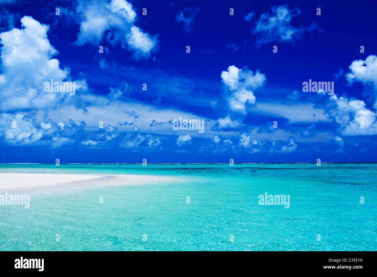 Spiaggia vuota con il blu del cielo e oceano vibranti colori Foto Stock