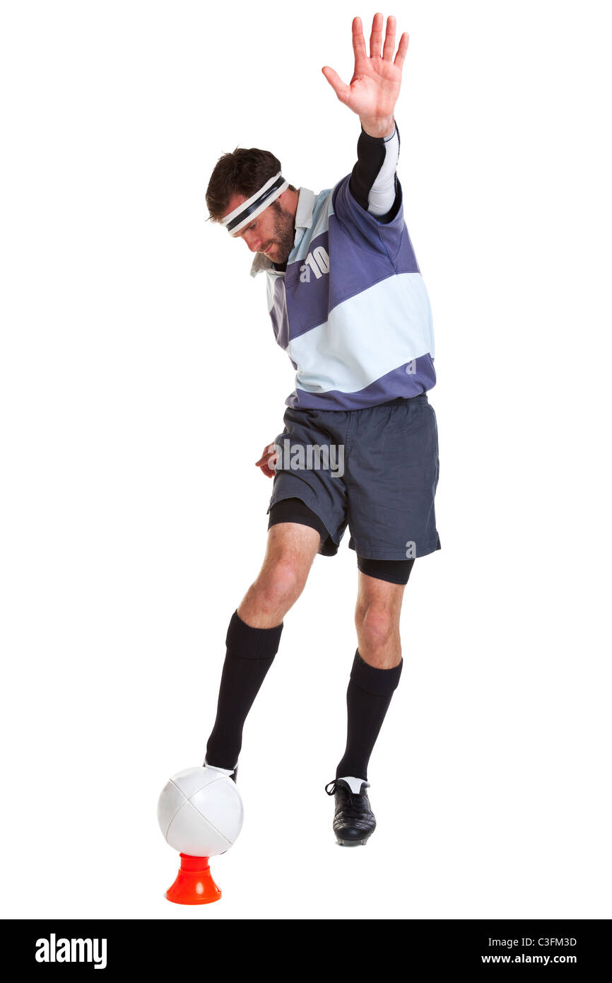 Foto di un giocatore di rugby calciare la palla fuori da un raccordo a T, ritagliata su uno sfondo bianco. Foto Stock