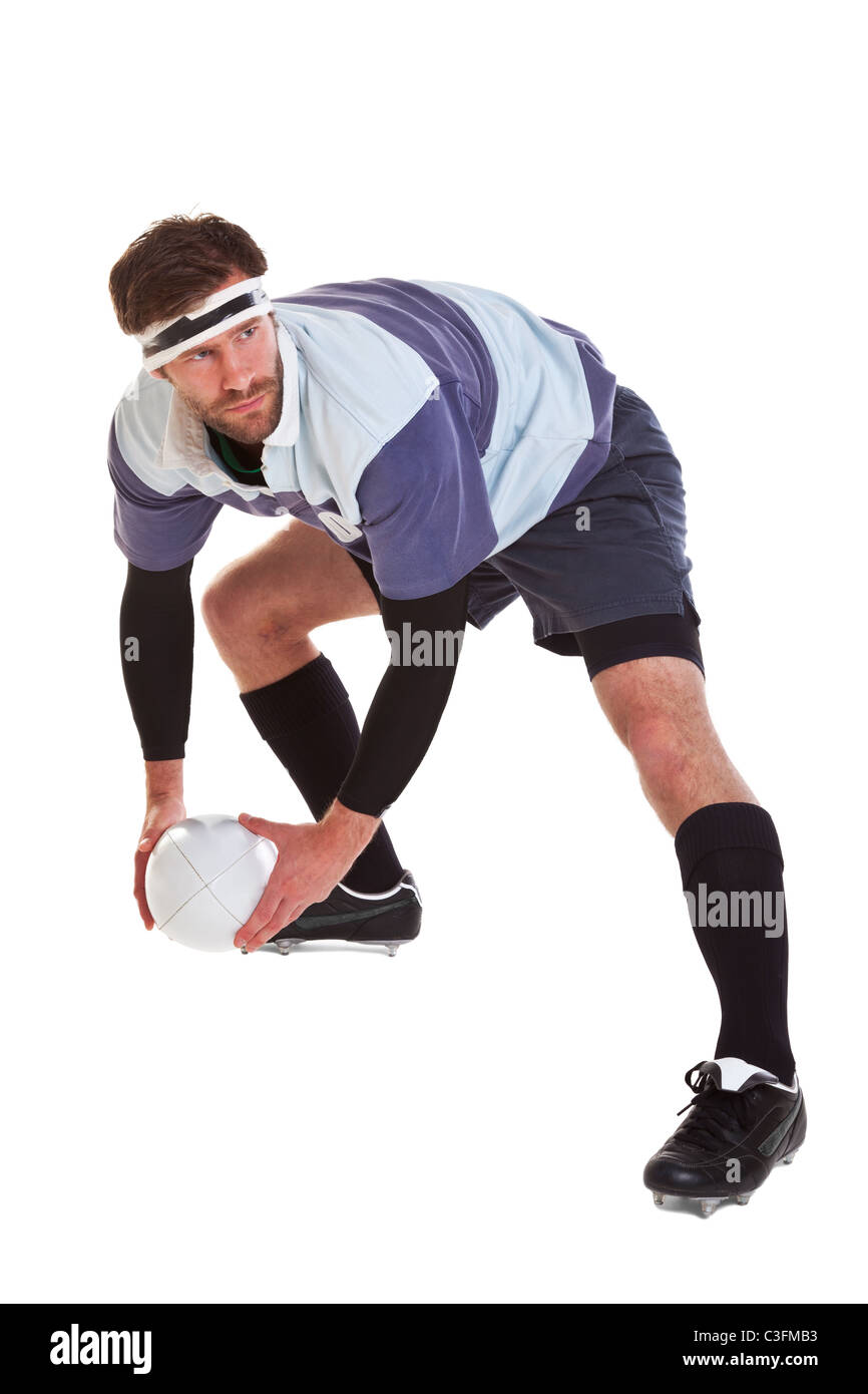 Foto di un giocatore di rugby che passa la palla, ritagliata su uno sfondo bianco. Foto Stock