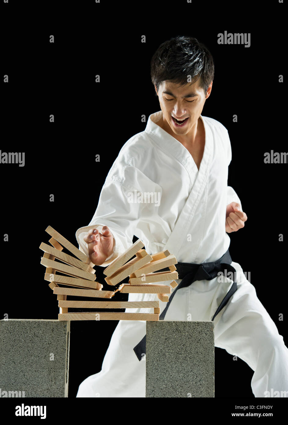 Maschio asiatici karate cintura nera ultime tavole di legno Foto stock -  Alamy