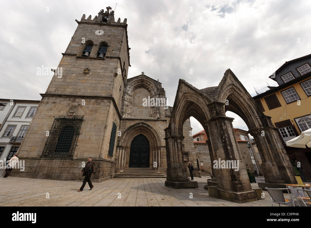Basso angolo vista di Nossa Senhora da Oliveira chiesa e la do Padrão Salado in Guimaraes, Portogallo Foto Stock