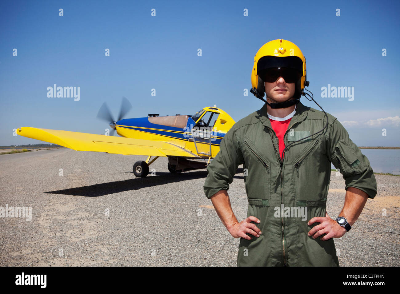 Pilota in piedi vicino al piccolo aeroplano Foto Stock