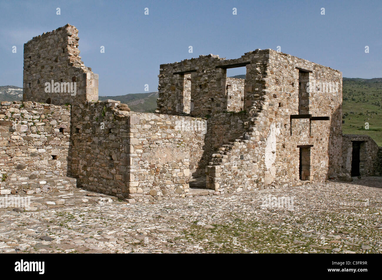 Le rovine nel cortile presso il fantastico abbandonato Monastero di Panagia tou Sinti nella valle Xeros Foto Stock