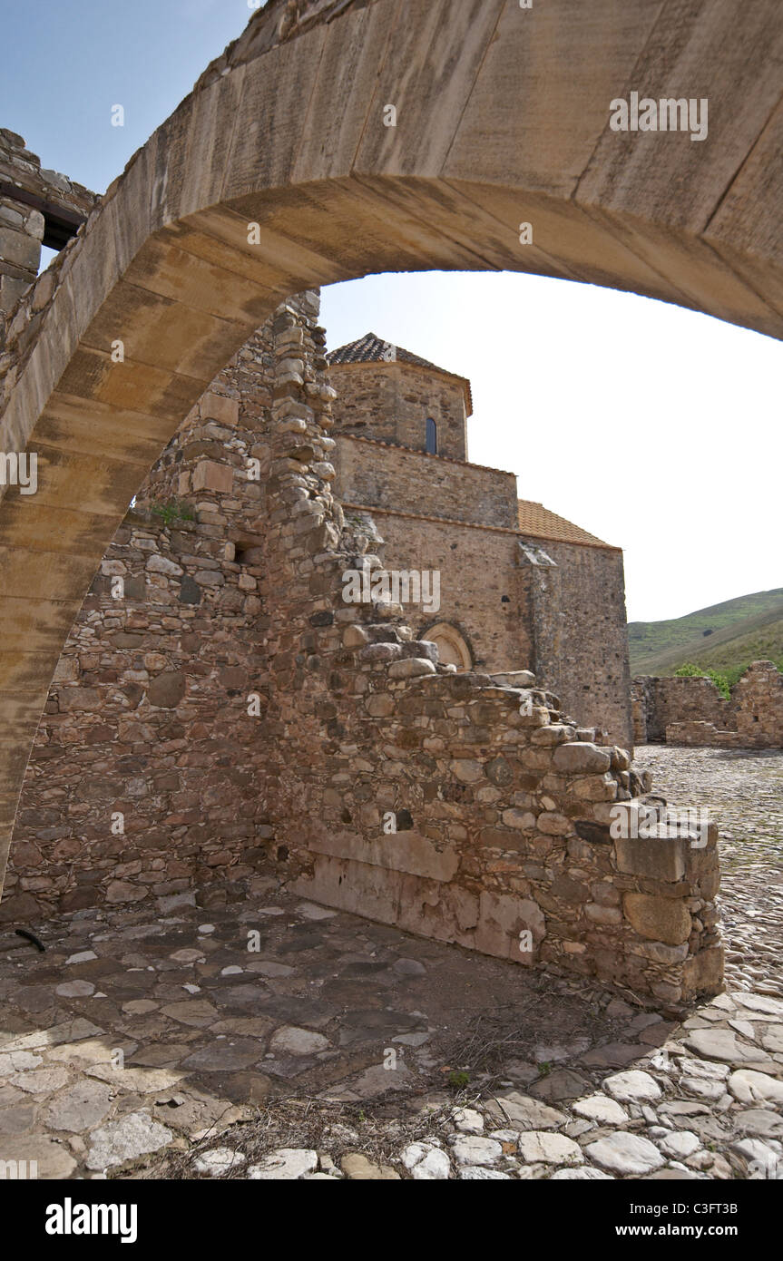 Rovine nel cortile presso il fantastico abbandonato Monastero di Panagia tou Sinti nella valle Xeros Foto Stock