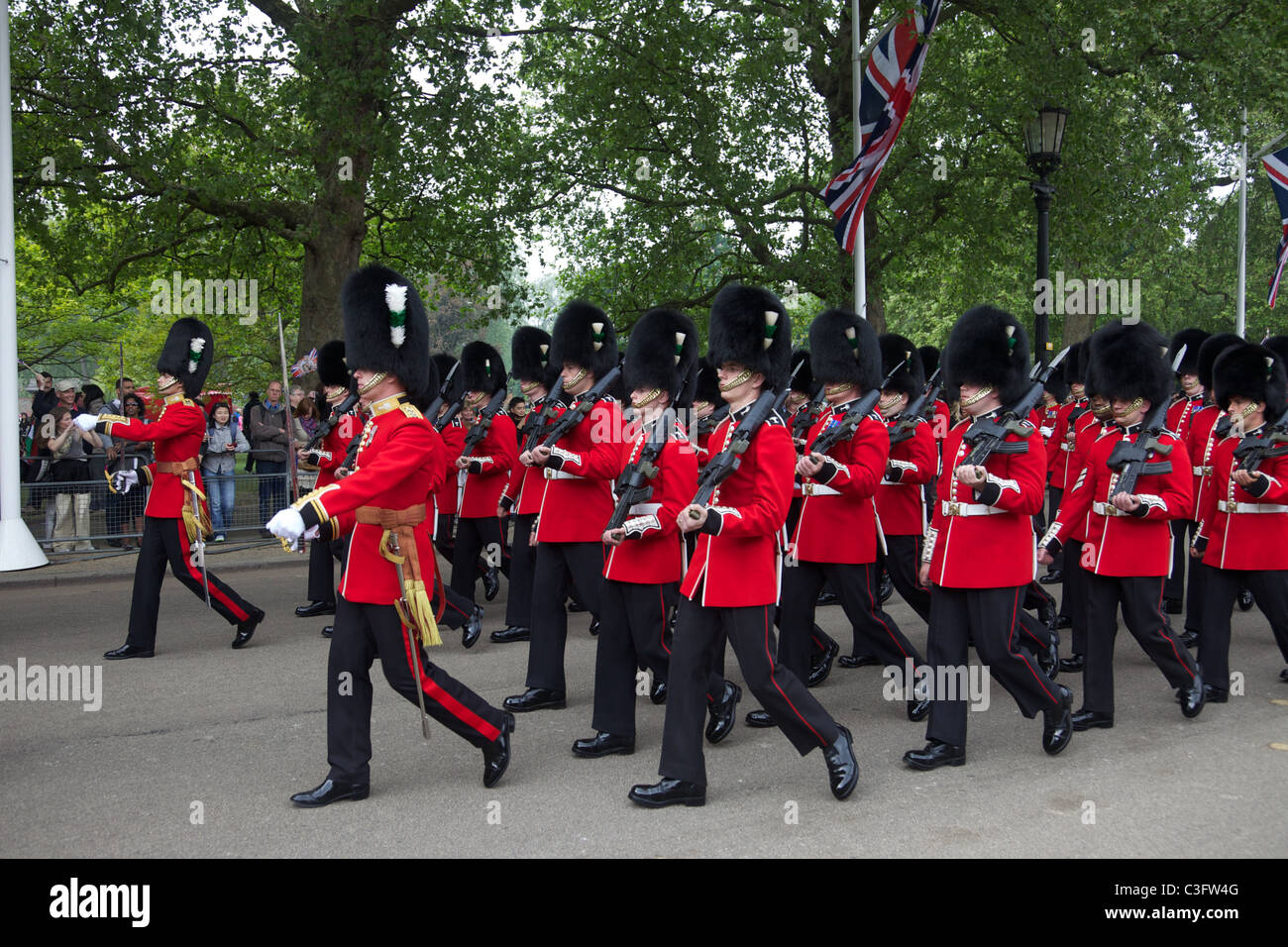 I soldati delle guardie gallesi, marciando nella sfilata delle Guardie a Cavallo, Londra, per il Royal Wedding Foto Stock