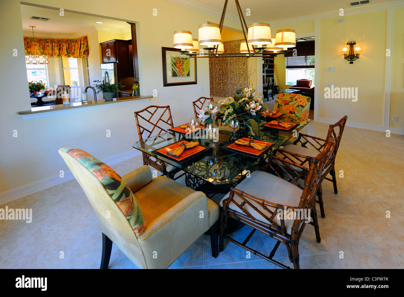 Interno spazioso e moderno sala da pranzo di un elegante casa nuova costruzione Tampa Florida Foto Stock