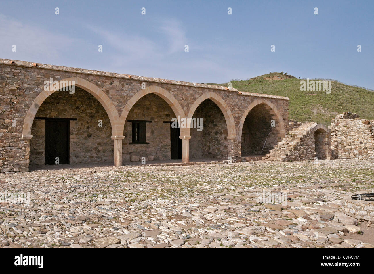 Edificio esterno nel cortile presso il fantastico abbandonato Monastero di Panagia tou Sinti nella valle Xeros Foto Stock