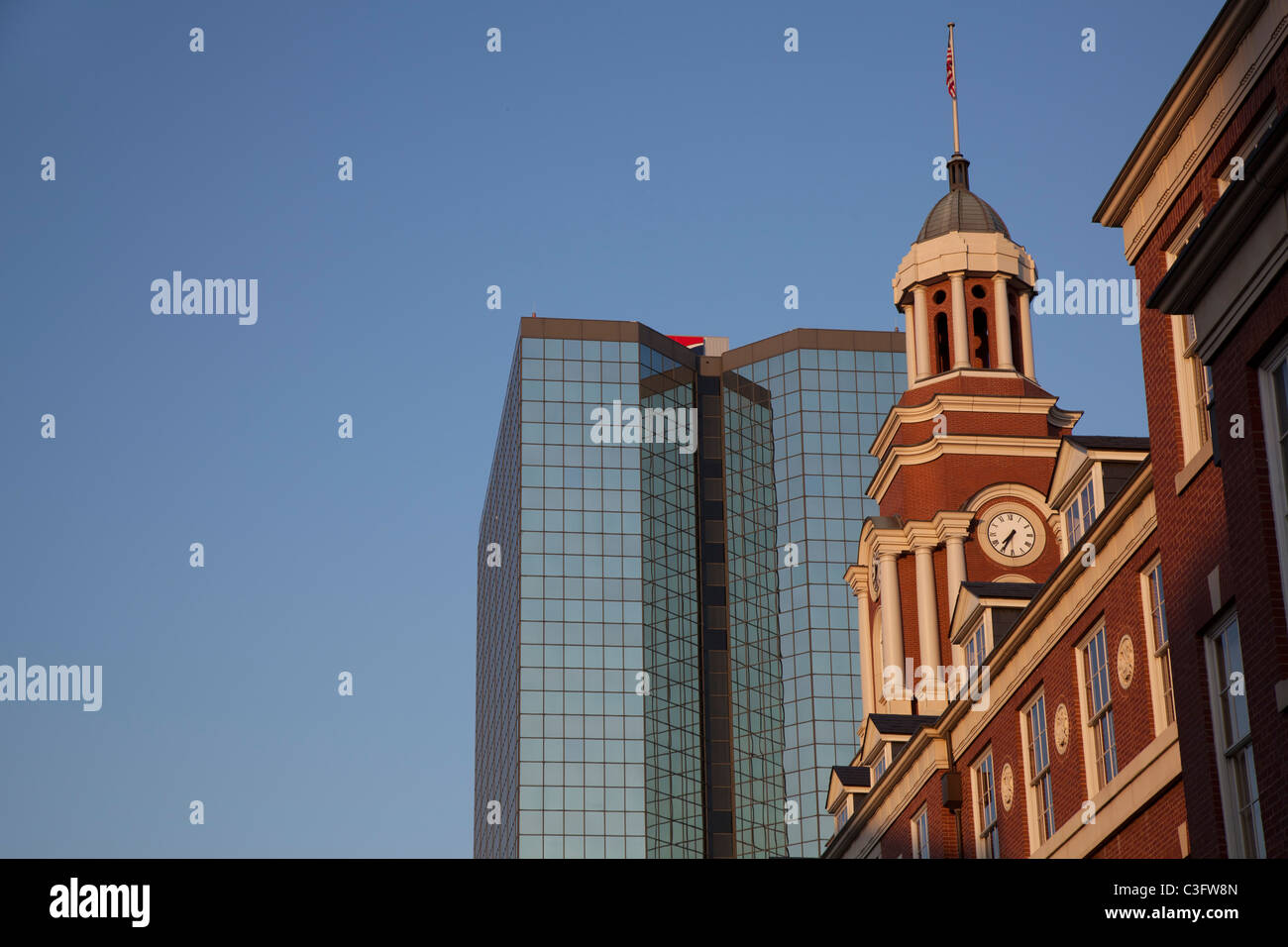 Knoxville, Tennessee - The Howard Baker United States Courthouse e First Tennessee Bank. Foto Stock