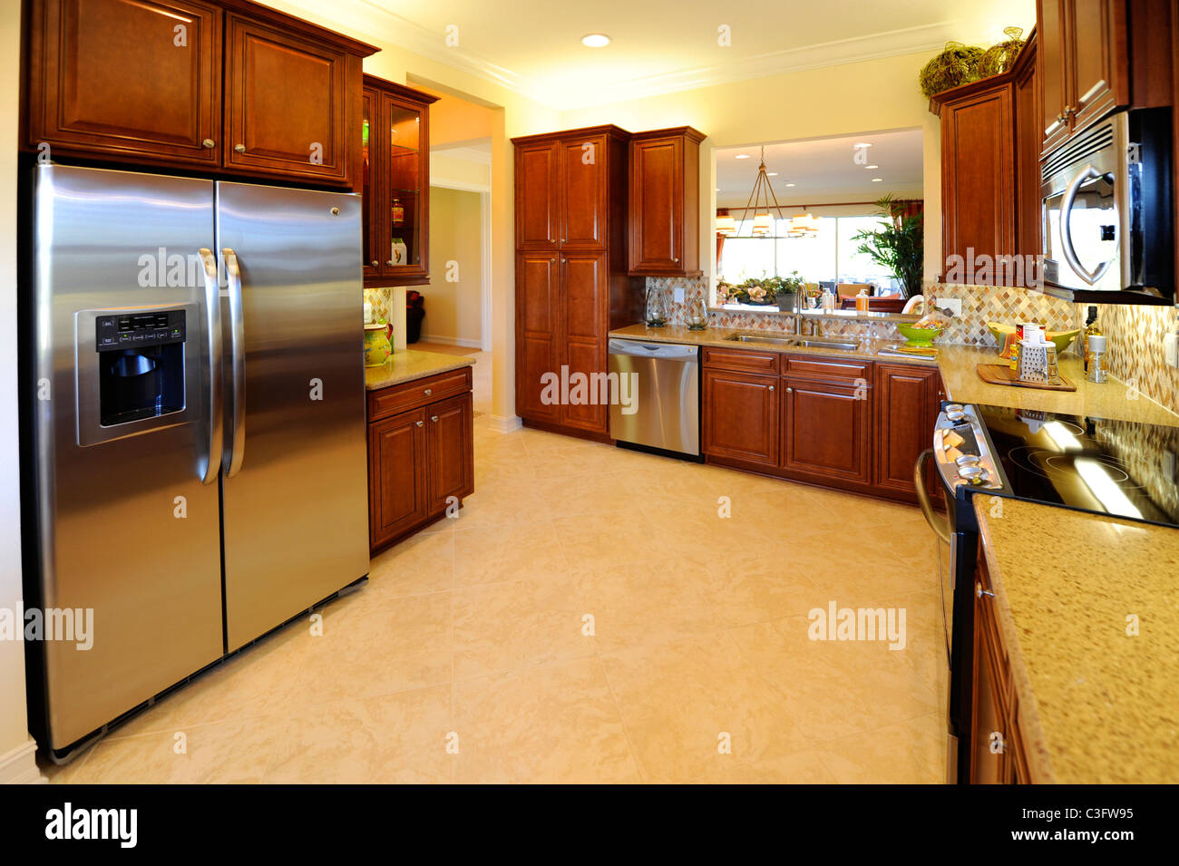 Interno spazioso e moderno cucina sala da pranzo Camera di un elegante casa nuova costruzione Tampa Florida Foto Stock