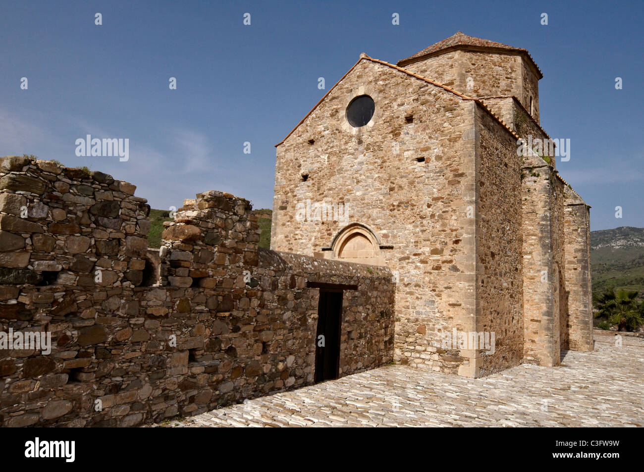 L'incredibile monastero abbandonato di Panagia tou Sinti nella valle Xeros dal cortile Foto Stock