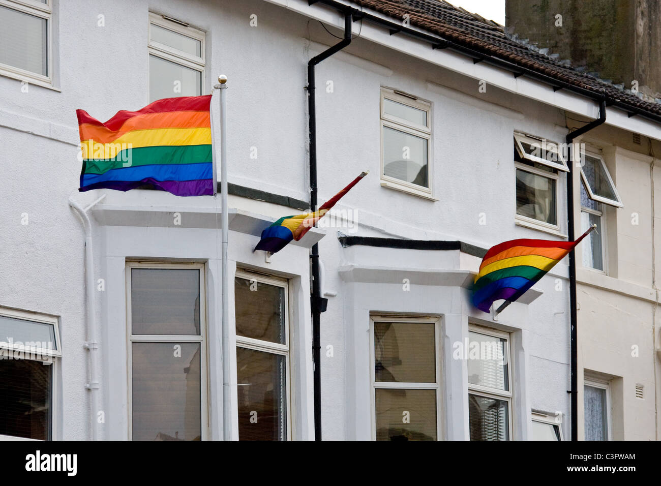 5.5.2011 Gay Pride bandiere Arcobaleno al di fuori di un Blackpool guest house Foto Stock