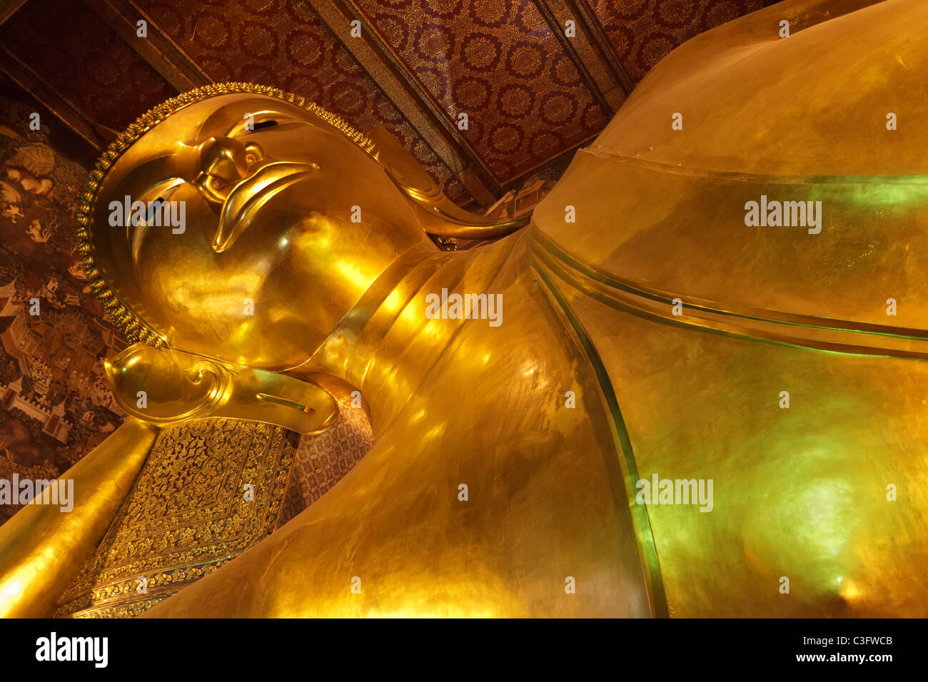 Giacenti gigantesca statua di Buddha nel Wat Pho tempio, bagnkok, Thailandia Foto Stock