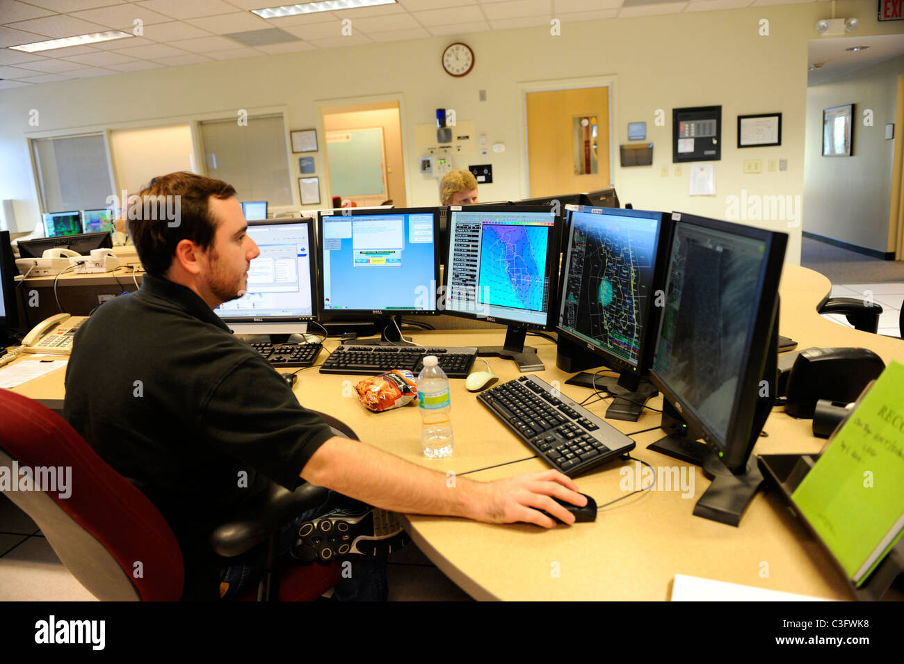 Radar Doppler meteorologo area di lavoro Piano di studi studio mappa mappe tecnologia computer computer visualizza visualizza schermate dello schermo Foto Stock
