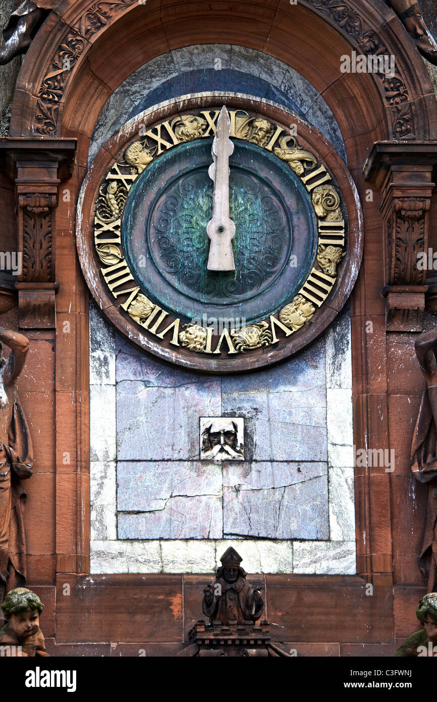 Orologio zodiacale e il vecchio padre tempo su Charing Cross Mansions, Glasgow, Scotland, Regno Unito Foto Stock