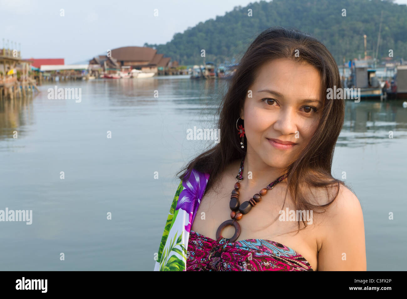 Bella donna asiatica outdoor ritratto in ko isola chang, Thailandia Foto Stock