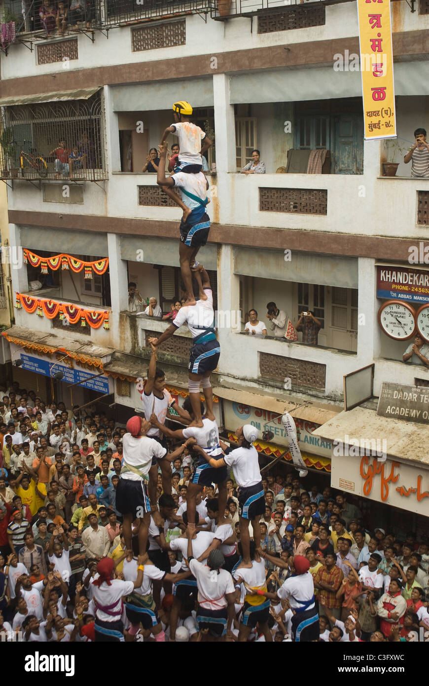 La gente celebra Dahi Handi festival, Mumbai, Maharashtra, India Foto Stock