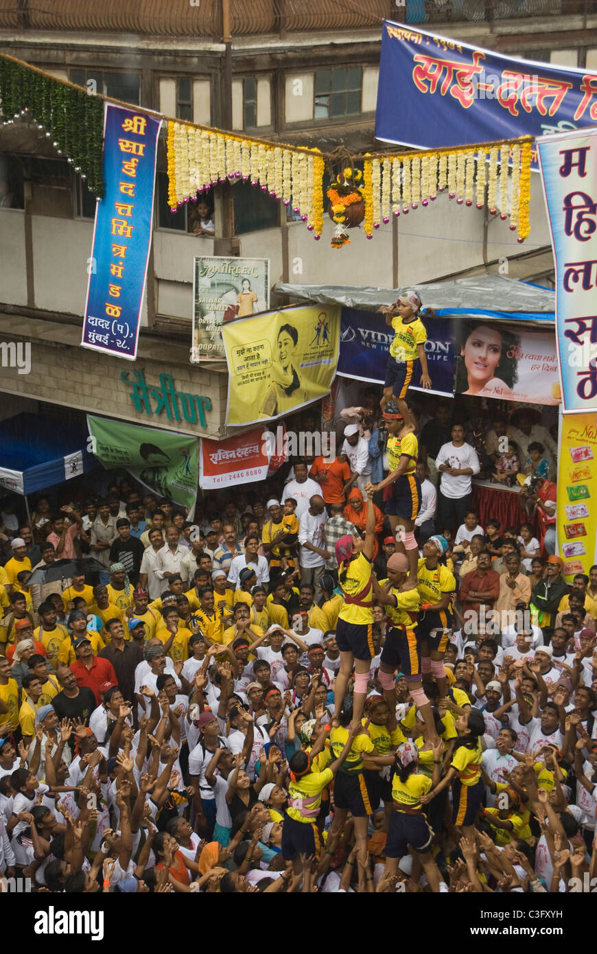 La gente celebra Dahi Handi festival, Mumbai, Maharashtra, India Foto Stock