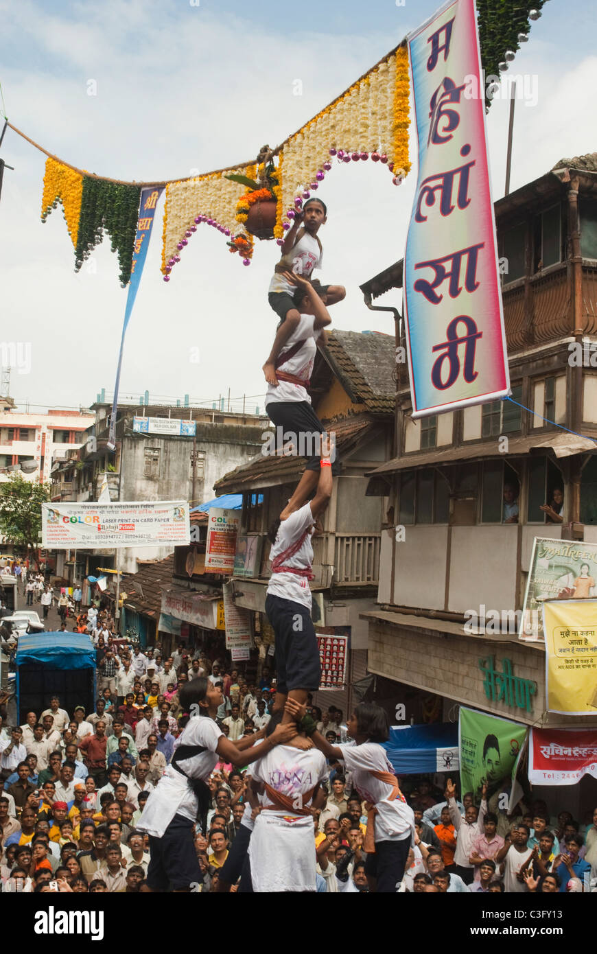 La gente celebra Dahi Handi festival, Mumbai, Maharashtra, India Foto Stock