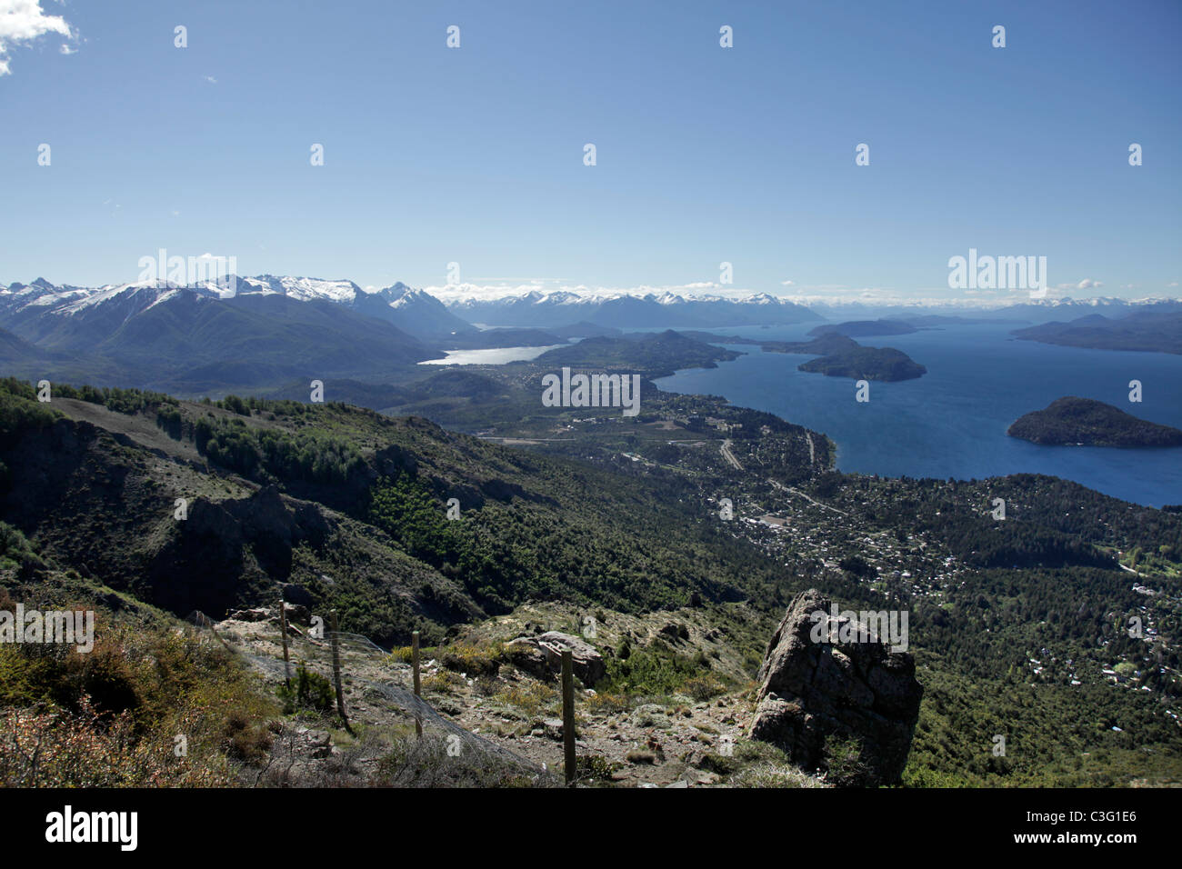 Vista di San Carols de Bariloche e il Lago Nahuel Huapi, dal Cerro Otto, Patagonia, Argentina, Sud America. Foto Stock