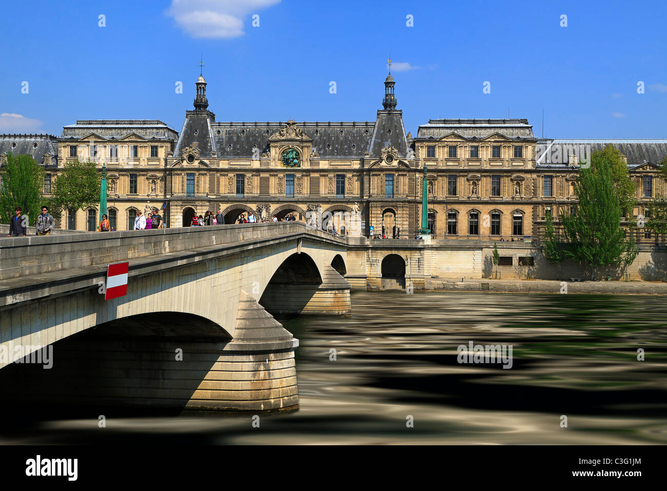 Pont du Carrousel, Senna, e Musee du Louvre. Costruito nel XX secolo per sostituire l'originale struttura risalente al XIX secolo. Foto Stock