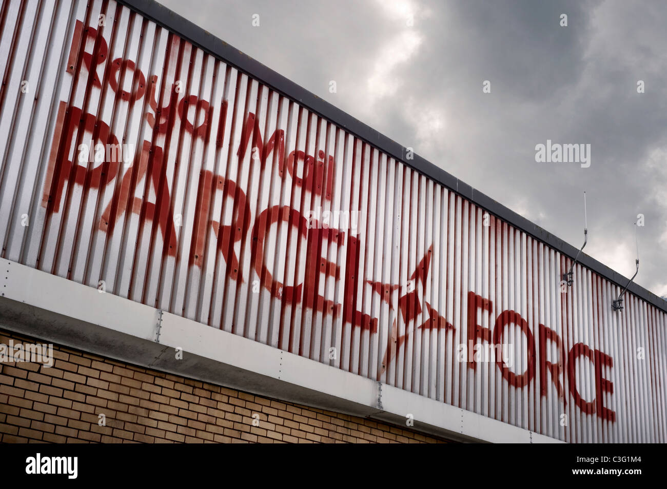 Il PACCO POSTALE Royal FORZA UN edificio Run Down Contro un Gray e Imponente Sky Shoreham by Sea Sussex UK Foto Stock